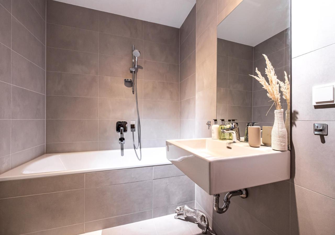 New Luxury Apartment Overlooking Wien Exterior foto